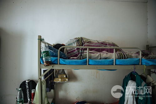 武漢富士康招聘現場 求職者冒雨排隊面試 住宿服務成關注焦點